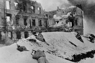 Bitva o Stalingrad: Město, kde průměrná životnost byla 24 hodin a vojáci se měnili v kanibaly - Médium.cz